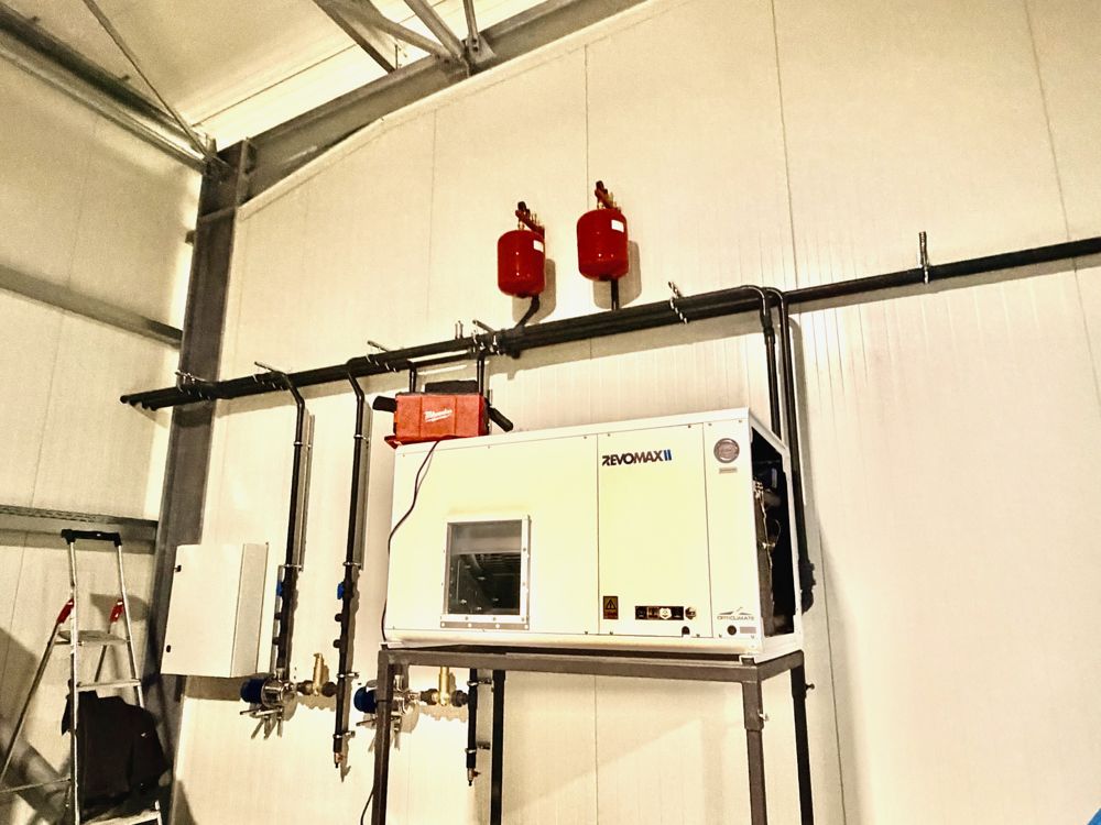 Technical wall with pumps and a climate unit